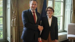 Bien que la réunion soit avant tout une concertation, le gouvernement français a « bon espoir » d'obtenir un mouvement de la Commission vers une neutralisation des coûts liés au MACF pour les agriculteurs. (Christophe Hansen et Annie Genevard en octobre 2025 à Paris).